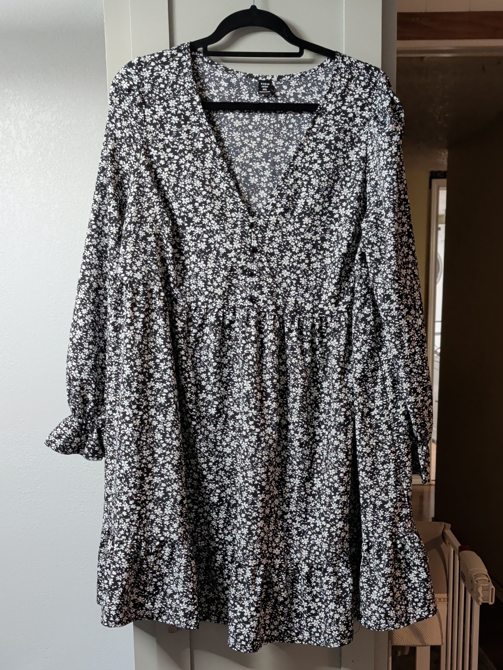 SHEIN Black & White Floral Long Sleeve V-Neck Dress